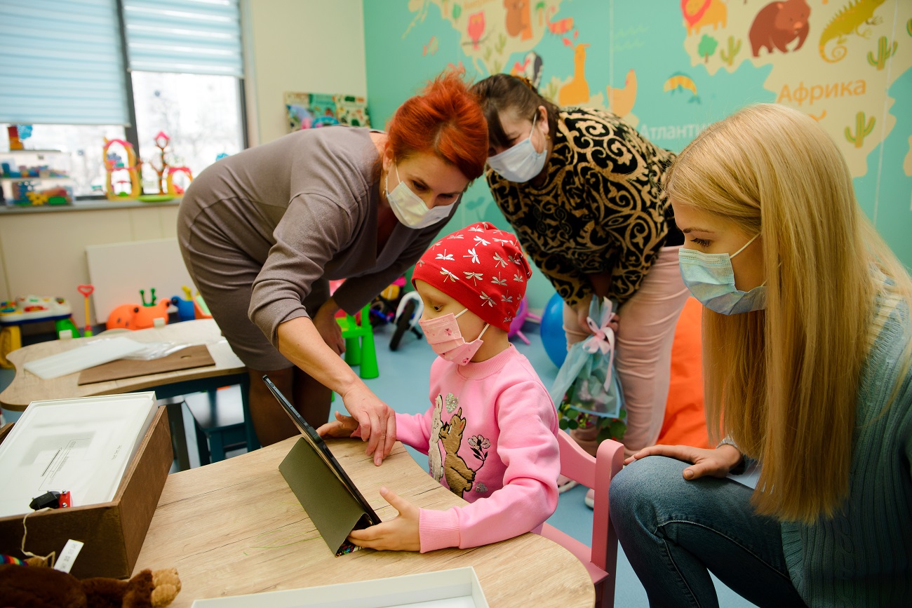 Зірки &quot;плюсів&quot; допомогли маленькій дівчинці, яка втратила зір, і зворушили вчинком (фото)